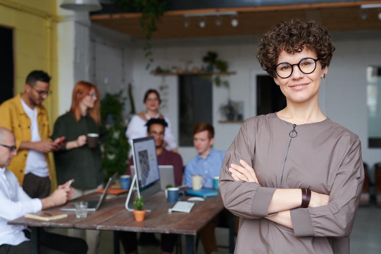 image d'illustration : une cheffe d'équipe et ses collaborateur·trices