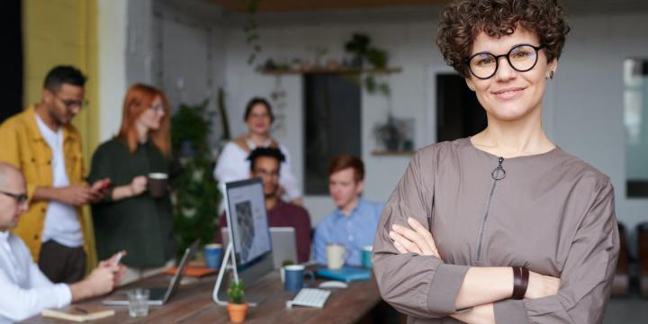 image d'illustration : une cheffe d'équipe et ses collaborateur·trices
