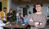 image d'illustration : une cheffe d'équipe et ses collaborateur·trices